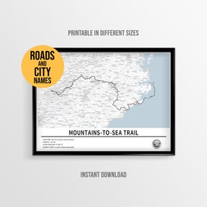Op de afbeelding: Een ingelijste kaartafdruk van de Mountains-to-Sea Trail in North Carolina, met wegen en plaatsnamen. De kaart is in zwart-wit, met een lichtblauwe kuststrook. Tekst omvat "Printable in Different Sizes" en "Instant Download."