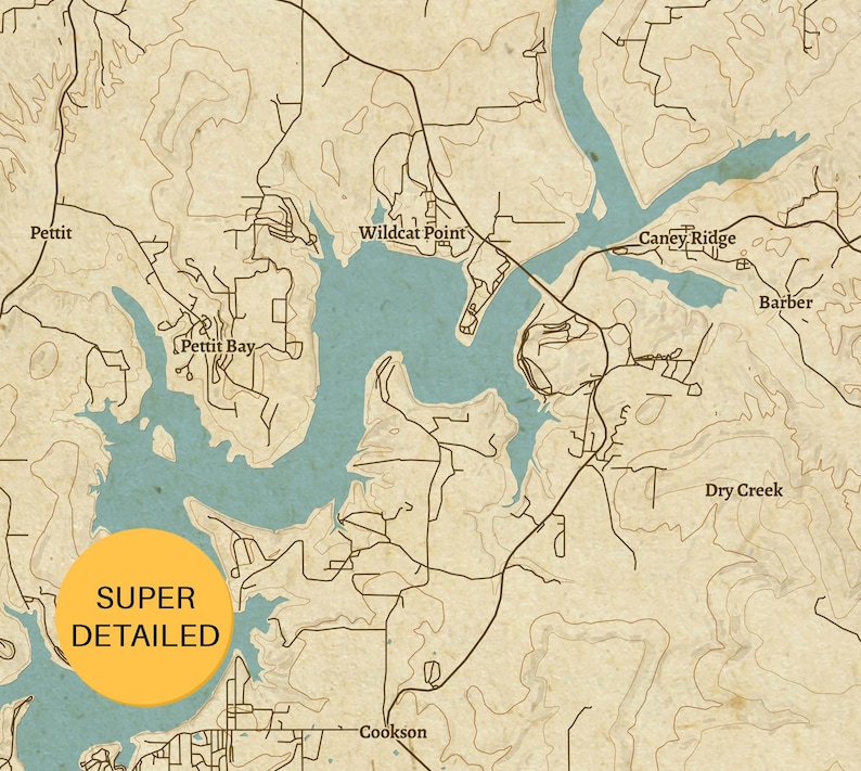 Puede incluir: Un mapa topogr&aacute;fico detallado con una est&eacute;tica vintage. El mapa presenta un lago azul rodeado de tierra de color beige, con carreteras y top&oacute;nimos como "Pettit" y "Wildcat Point". Un c&iacute;rculo amarillo con el texto "SUPER DETAILED" est&aacute; en la parte inferior izquierda.