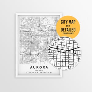 Könnte beinhalten: Eine gerahmte Schwarz-Weiß-Stadtkarte von Aurora, Illinois, mit detaillierten Straßennamen. Die Karte enthält die Koordinaten der Stadt und eine Nahaufnahme mit hervorgehobenen Straßennamen. Ein gelber Kreis mit dem Text "CITY MAP WITH DETAILED STREET NAMES" ist ebenfalls vorhanden.
