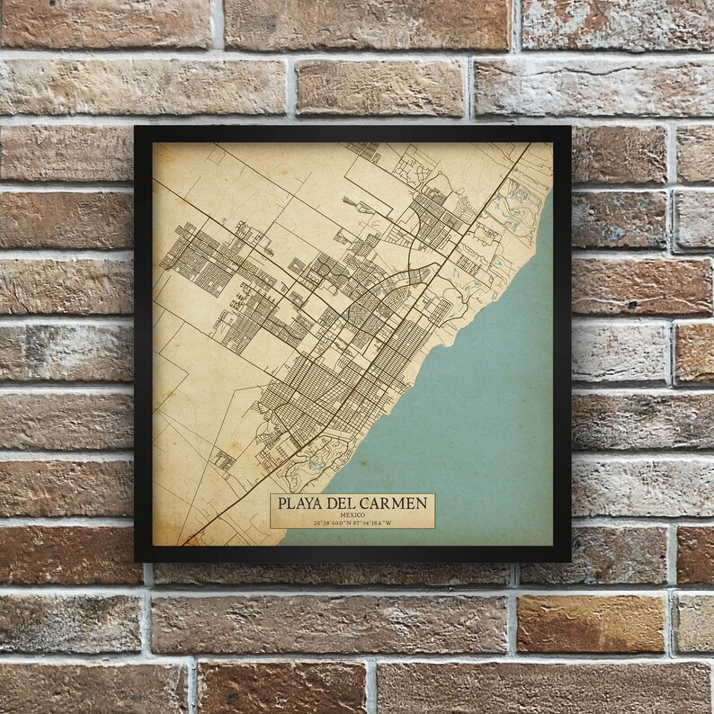 Puede incluir: Un mapa de estilo vintage de Playa del Carmen, M&eacute;xico, con fondo beige y agua azul. El mapa muestra las calles y los puntos de inter&eacute;s de la ciudad. El texto "Playa del Carmen, M&eacute;xico" est&aacute; impreso en la parte inferior del mapa.