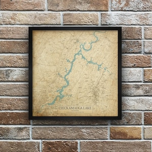 Puede incluir: Mapa enmarcado del lago Chickamauga, Tennessee, con est&eacute;tica vintage. El mapa muestra el lago y sus alrededores en tonos beige y azul, dentro de un marco negro. Se incluyen las coordenadas. Art&iacute;culo decorativo.