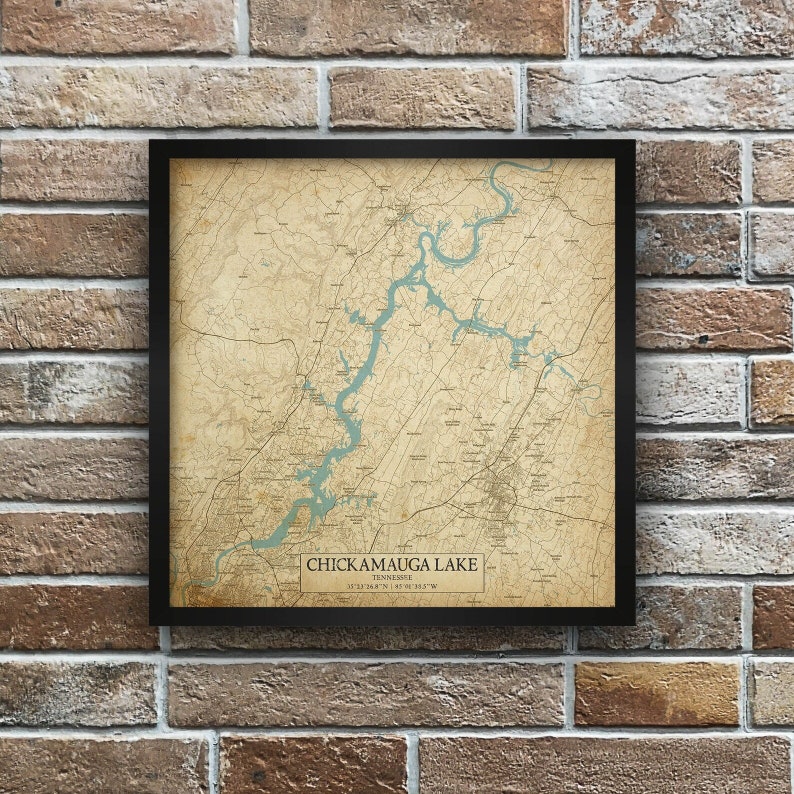 Puede incluir: Mapa enmarcado del lago Chickamauga, Tennessee, con est&eacute;tica vintage. El mapa muestra el lago y sus alrededores en tonos beige y azul, dentro de un marco negro. Se incluyen las coordenadas. Art&iacute;culo decorativo.