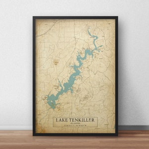 Puede incluir: Impresi&oacute;n enmarcada del mapa del lago Tenkiller en Oklahoma. El mapa presenta una representaci&oacute;n detallada del lago y sus alrededores, con un lago azul claro sobre un fondo beige. El texto "LAKE TENKILLER OKLAHOMA" se muestra en la parte inferior.