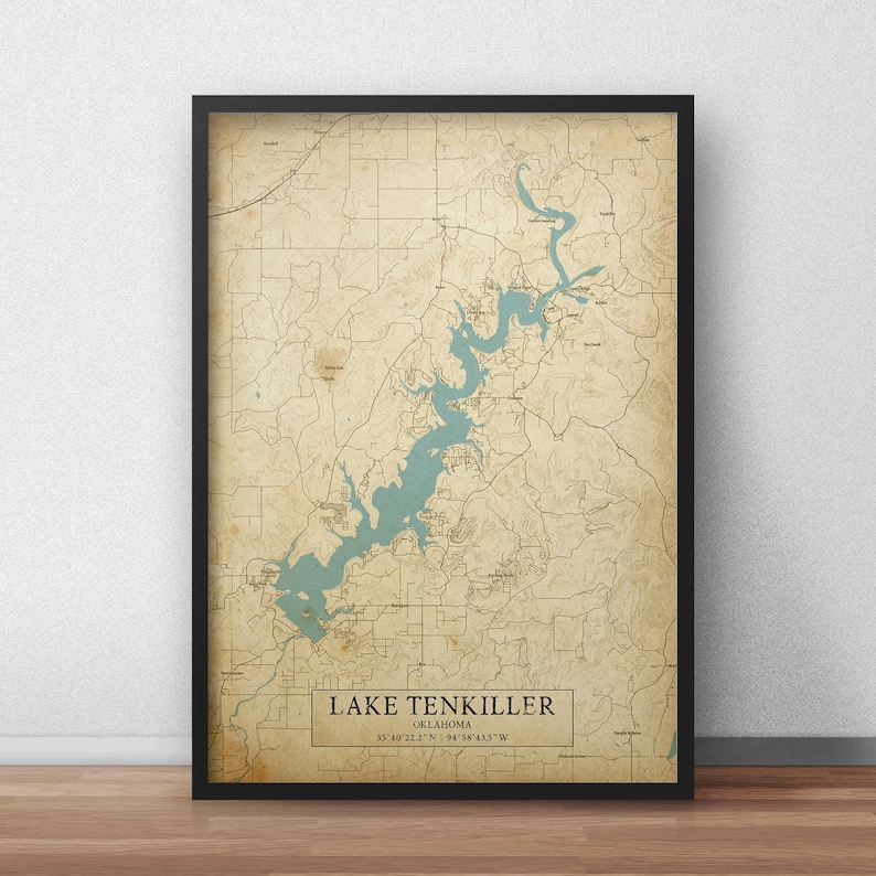 Puede incluir: Impresi&oacute;n enmarcada del mapa del lago Tenkiller en Oklahoma. El mapa presenta una representaci&oacute;n detallada del lago y sus alrededores, con un lago azul claro sobre un fondo beige. El texto "LAKE TENKILLER OKLAHOMA" se muestra en la parte inferior.