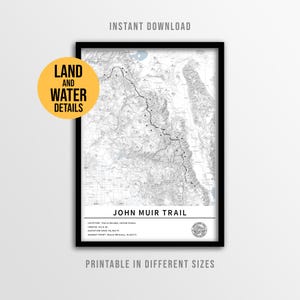 Op de afbeelding: Zwart ingelijste print van de John Muir Trail kaart, met land- en waterdetails. De kaart is in zwart en wit, met het pad gemarkeerd. Tekst bevat "Direct downloaden" en "Afdrukbaar in verschillende maten".