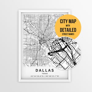 Può includere: Una stampa incorniciata in bianco e nero della mappa di Dallas, Texas, con un inserto circolare che mostra i nomi dettagliati delle strade. Il testo recita DALLAS TEXAS 32°44'26.6"N | 96°48'23.7"W e CITY MAP WITH DETAILED STREET NAMES su sfondo giallo.