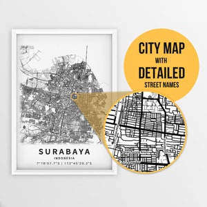 Peut inclure: Une carte de la ville de Surabaya, Indonésie, en noir et blanc, encadrée, avec les noms de rues détaillés. La carte comprend les coordonnées de la ville et une vue rapprochée d'une zone spécifique. Le texte "CITY MAP WITH DETAILED STREET NAMES" est affiché sur un cercle jaune.