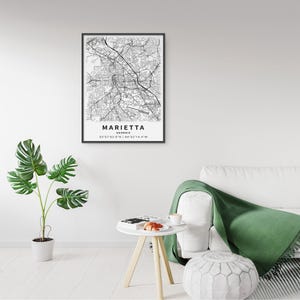Może przedstawiać: Oprawiona czarno-biała mapa miasta Marietta w stanie Georgia, przedstawiająca szczeg&oacute;łową siatkę ulic, nazwę miasta, stan oraz wsp&oacute;łrzędne geograficzne 33&deg;57'02.0"N | 84&deg;32'14.4"W wydrukowane czarną czcionką na dole białego prostokątnego plakatu.