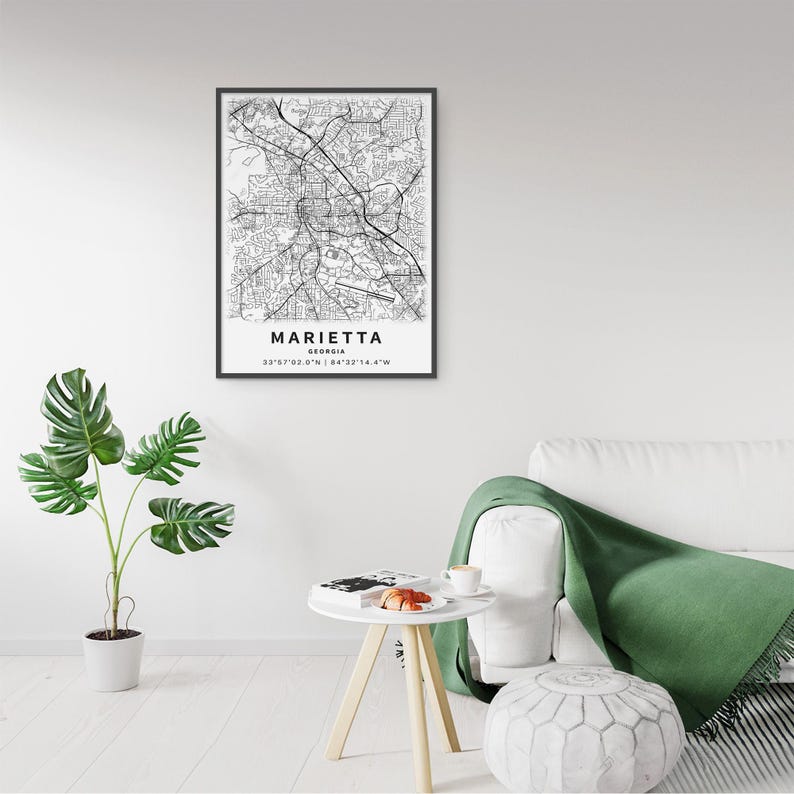 Może przedstawiać: Oprawiona czarno-biała mapa miasta Marietta w stanie Georgia, przedstawiająca szczeg&oacute;łową siatkę ulic, nazwę miasta, stan oraz wsp&oacute;łrzędne geograficzne 33&deg;57'02.0"N | 84&deg;32'14.4"W wydrukowane czarną czcionką na dole białego prostokątnego plakatu.
