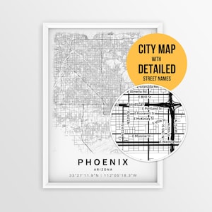 Puede incluir: Un mapa en blanco y negro enmarcado de Phoenix, Arizona, con una cuadrícula de calles y coordenadas. Un recuadro circular muestra una vista ampliada de las calles con nombres. Un círculo amarillo contiene el texto CITY MAP WITH DETAILED STREET NAMES.