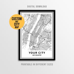 Może przedstawiać: Oprawiona czarno-biała mapa miasta. Mapa przedstawia szczegółowy układ ulic, z tekstem "YOUR CITY" i "ANY COUNTRY" na dole. Żółte koło z napisem "CUSTOM ANY CITY MAP" znajduje się w lewym górnym rogu. Widoczne są również napisy "DIGITAL DOWNLOAD" i "PRINTABLE IN DIFFERENT SIZES".