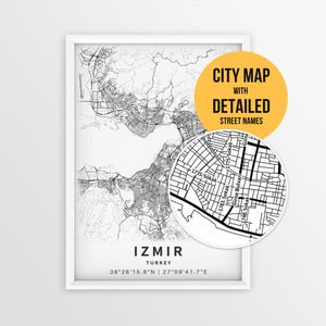 Könnte beinhalten: Ein gerahmter schwarz-weißer Stadtplan von Izmir, Türkei, mit detaillierten Straßenverläufen und Koordinaten. Ein kreisförmiger Ausschnitt zeigt Straßennamen wie Girne Bulvari und 1735. Sokak, mit einem gelben Aufkleber CITY MAP WITH DETAILED STREET NAMES.