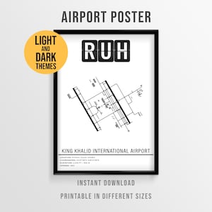 Op de afbeelding: Zwart omkaderde luchthavenposter met een zwart-wit diagram van King Khalid International Airport. De poster toont de luchthavencode "RUH" en de tekst "AIRPORT POSTER". De poster bevat ook de tekst "LIGHT AND DARK THEMES".