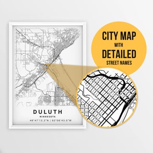 Pode incluir: Um mapa da cidade de Duluth, Minnesota, em preto e branco, com nomes de ruas detalhados. O mapa inclui o nome da cidade, o estado e as coordenadas. Um círculo amarelo destaca as características do mapa.