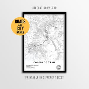 Puede incluir: Una impresión enmarcada en blanco y negro del mapa de Colorado Trail, con el texto "Colorado Trail" en la parte inferior. Un círculo amarillo con el texto "Roads and City Names" está en la esquina superior izquierda. La impresión está etiquetada como "Descarga instantánea" y "Imprimible en diferentes tamaños".