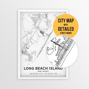 Puede incluir: Un mapa impreso en blanco y negro enmarcado de Long Beach Island, Nueva Jersey, con trazados de calles detallados y coordenadas. Un recuadro circular resalta nombres de calles y un gráfico amarillo dice CITY MAP WITH DETAILED STREET NAMES.