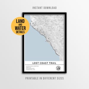 Puede incluir: Una impresión enmarcada del mapa del Lost Coast Trail en California, con detalles de tierra y agua. El mapa es en blanco y negro, con un fondo azul claro para las áreas de agua. El texto incluye "Descarga instantánea" e "Imprimible en diferentes tamaños".