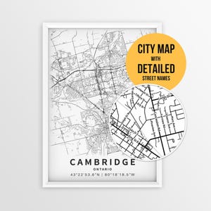 Op de afbeelding: Een ingelijste zwart-wit plattegrond van Cambridge, Ontario, met stratenpatronen en coördinaten. Een cirkelvormige uitsnede toont gedetailleerde straatnamen zoals Concession Rd en King St E. Een gele cirkel bevat de tekst CITY MAP WITH DETAILED STREET NAMES.