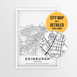 Puede incluir: Un mapa impreso en blanco y negro enmarcado de Edimburgo, Escocia, con calles detalladas y coordenadas. Un recuadro circular resalta nombres de calles como Balfour St y Dryden St, junto a una insignia amarilla que dice CITY MAP WITH DETAILED STREET NAMES.