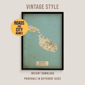 Op de afbeelding: Een vintage stijl ingelijste kaart van Malta, met wegen en stadsnamen. De kaart is in sepia tinten op een teal achtergrond. De tekst onderaan luidt "Direct downloaden, Afdrukbaar in verschillende maten."