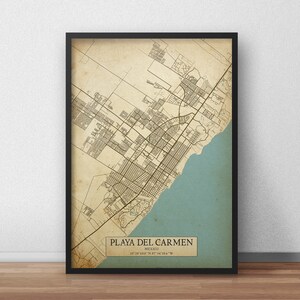 Puede incluir: Un mapa de estilo vintage de Playa del Carmen, M&eacute;xico. El mapa est&aacute; impreso en un fondo beige con l&iacute;neas y texto marrones. El mapa muestra las calles y los puntos de referencia de la ciudad. El mapa est&aacute; enmarcado en un marco negro.