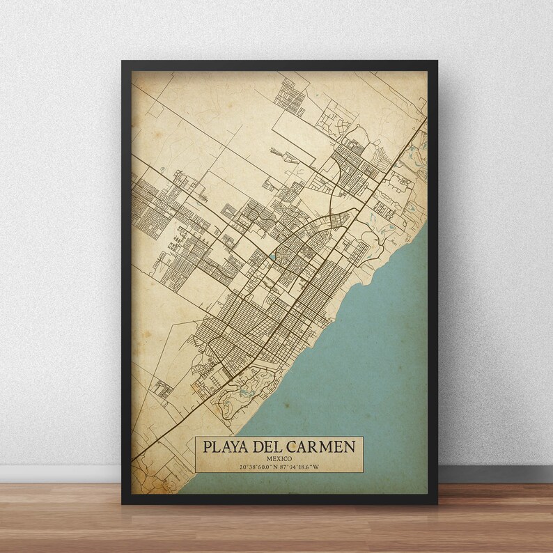 Puede incluir: Un mapa de estilo vintage de Playa del Carmen, M&eacute;xico. El mapa est&aacute; impreso en un fondo beige con l&iacute;neas y texto marrones. El mapa muestra las calles y los puntos de referencia de la ciudad. El mapa est&aacute; enmarcado en un marco negro.