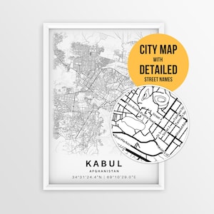 以下が含まれることがあります： アフガニスタンのカブールの白黒地図プリント。額縁入りで、街路図と座標が記載されています。円形のインセットには、Kulola Pushta RoadやTaimani Streetなどのラベルが付いた、拡大された市街地の詳細図が表示されています。