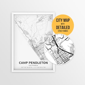 Puede incluir: Un mapa de la ciudad en blanco y negro enmarcado de Camp Pendleton, California, con nombres de calles detallados. El mapa incluye una vista de cerca de una sección de la ciudad. El texto "CITY MAP WITH DETAILED STREET NAMES" está en un círculo amarillo.
