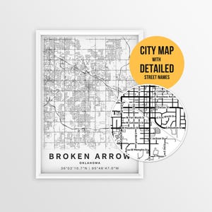 Puede incluir: Una impresión en blanco y negro del mapa de la ciudad de Broken Arrow, Oklahoma, con nombres de calles detallados. La impresión incluye las coordenadas de la ciudad y está enmarcada en un borde blanco. Una inserción circular resalta una sección del mapa.