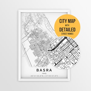 Może przedstawiać: Oprawiona czarno-biała mapa Basry w Iraku ze szczegółową siatką ulic. Okrągły wstawka podkreśla nazwy ulic, takie jak 14th of July St i Victory St. Tekst głosi CITY MAP WITH DETAILED STREET NAMES.