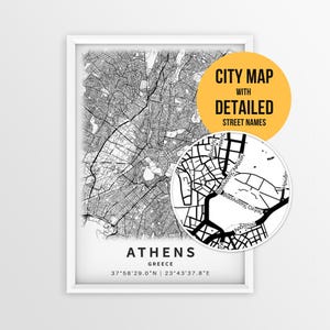 Może przedstawiać: Oprawiona czarno-biała mapa Aten w Grecji, przedstawiająca szczegółową siatkę ulic, tekst "ATHENS GREECE 37°58'29.0"N | 23°43'37.8"E" oraz okrągły wstawka z powiększonymi nazwami ulic zapisanymi w języku greckim.