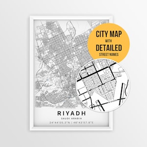 Pode incluir: Um mapa impresso em preto e branco de Riade, Arábia Saudita, com uma grade de ruas e coordenadas. Um detalhe circular mostra uma vista ampliada do traçado das ruas com etiquetas. O texto diz CITY MAP WITH DETAILED STREET NAMES.