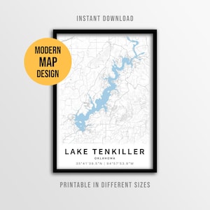 Op de afbeelding: Een ingelijste kaartafdruk van Lake Tenkiller in Oklahoma, met een lichtblauw wateroppervlak tegen een witte achtergrond met dunne grijze wegenlijnen. De tekst luidt LAKE TENKILLER, OKLAHOMA, en de coördinaten 35°41'39.5"N | 94°57'53.9"W.