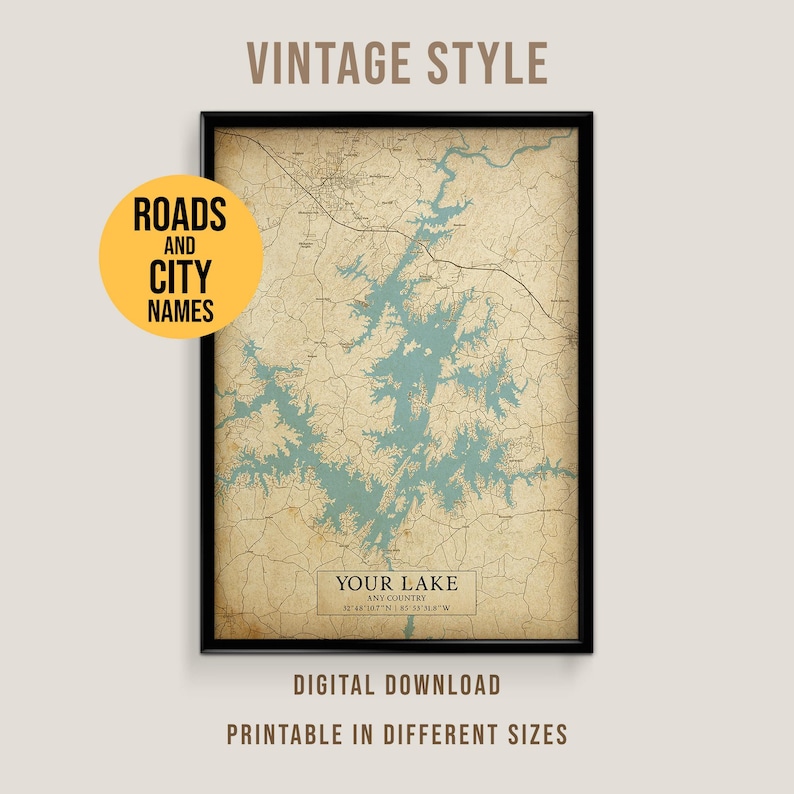 Puede incluir: Un mapa enmarcado de estilo vintage con borde negro. El mapa presenta un lago azul claro y las carreteras y nombres de ciudades circundantes. El texto en el mapa dice "YOUR LAKE" y "ANY COUNTRY". El texto adicional incluye "ROADS AND CITY NAMES", "DIGITAL DOWNLOAD".