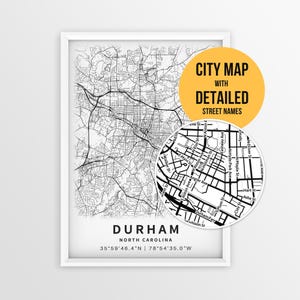 Pode incluir: Um mapa impresso em preto e branco de Durham, Carolina do Norte, com uma grade de ruas detalhada. O texto diz DURHAM NORTH CAROLINA 35°59'46.4"N | 78°54'35.0"W. Um detalhe circular destaca nomes de ruas como E Main St e Alston Ave.