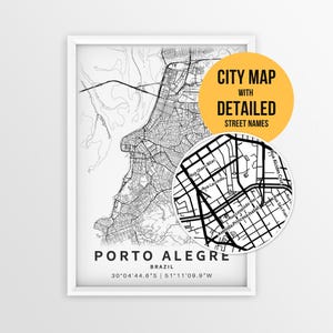 Może przedstawiać: Oprawiona czarno-biała mapa Porto Alegre w Brazylii, przedstawiająca szczegółowy układ ulic i współrzędne. Okrągły wycinek podkreśla nazwy ulic, takie jak Rua Olavo Bilac, z żółtą etykietą o treści CITY MAP WITH DETAILED STREET NAMES.