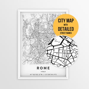 Può includere: Una mappa incorniciata in bianco e nero di Roma, Italia, con una griglia stradale dettagliata. Un inserto circolare mostra una vista ingrandita dei nomi delle strade. Il testo recita CITY MAP WITH DETAILED STREET NAMES, ROME, ITALY e le coordinate 41°53'02.3"N | 12°29'34.4"E.