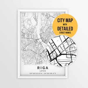 Op de afbeelding: Een ingelijste zwart-wit plattegrond van Riga, Letland, met gedetailleerde straten en coördinaten. Een cirkelvormige uitsnede toont specifieke straatnamen. De tekst luidt CITY MAP WITH DETAILED STREET NAMES, RIGA, LATVIA, 56°59'03.8"N | 24°05'58.4"E.