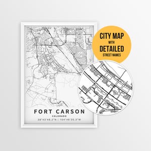 Puede incluir: Un mapa de la ciudad en blanco y negro enmarcado de Fort Carson, Colorado, con nombres de calles detallados. Una inserción circular muestra un primer plano de la disposición de las calles. El mapa incluye las coordenadas de la ciudad y el texto "CITY MAP WITH DETAILED STREET NAMES."