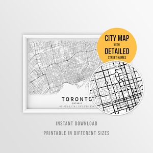 Peut inclure: Une impression de carte en noir et blanc de Toronto, Ontario, montrant les rues et les coordonnées. Un encart circulaire présente une vue agrandie des rues avec des noms comme Bloor St W et King St W. Le texte indique CITY MAP WITH DETAILED STREET NAMES.