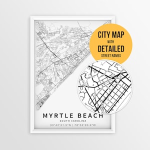Può includere: Una stampa cartografica in bianco e nero di Myrtle Beach, South Carolina, con percorsi stradali e coordinate. Un inserto circolare mostra una vista ingrandita della rete stradale con etichette come Broadway e Main St. Il testo recita CITY MAP WITH DETAILED STREET NAMES.