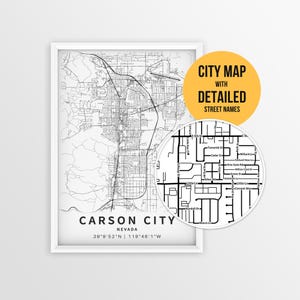 Puede incluir: Un mapa de la ciudad de Carson City, Nevada, en blanco y negro, enmarcado, con nombres de calles detallados. Una incrustación circular resalta los detalles de las calles. El texto "CITY MAP WITH DETAILED STREET NAMES" está en un círculo amarillo.
