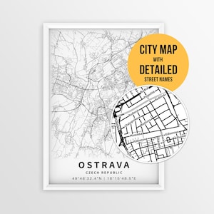 Op de afbeelding: Een ingelijste zwart-witkaart van Ostrava, Tsjechië, met stratenplannen en coördinaten. Een cirkelvormige inzet toont een vergrote weergave van het stratennetwerk. Een gele cirkel bevat de tekst CITY MAP WITH DETAILED STREET NAMES.