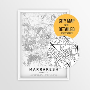 Pode incluir: Um mapa em preto e branco emoldurado de Marraquexe, Marrocos, com traçados de ruas e coordenadas. Um detalhe circular mostra ruas ampliadas com nomes como Boulevard Al Mouzdalifa. Um círculo amarelo contém o texto CITY MAP WITH DETAILED STREET NAMES.