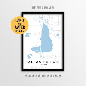 Puede incluir: Una impresión enmarcada del mapa del lago Calcasieu en Luisiana, con un lago y vías fluviales de color azul claro sobre un fondo blanco. La impresión incluye el nombre del lago, las coordenadas y el texto "Descarga instantánea" y "Imprimible en diferentes tamaños."