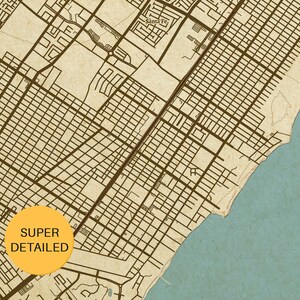 Puede incluir: Un mapa detallado de una ciudad con una costa. El mapa est&aacute; impreso en un fondo beige con l&iacute;neas marrones. El mapa est&aacute; etiquetado como "SUPER DETAILED" en un c&iacute;rculo amarillo.