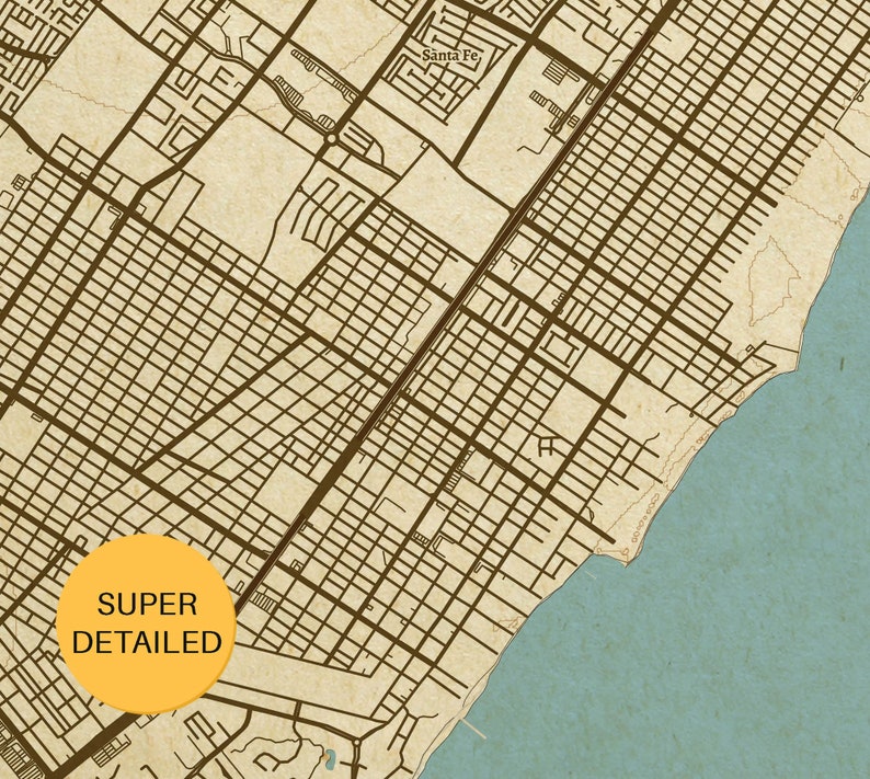 Puede incluir: Un mapa detallado de una ciudad con una costa. El mapa est&aacute; impreso en un fondo beige con l&iacute;neas marrones. El mapa est&aacute; etiquetado como "SUPER DETAILED" en un c&iacute;rculo amarillo.