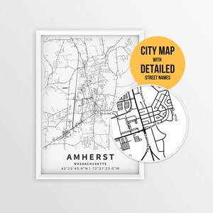 Könnte beinhalten: Eine weiße Keramik-Tasse mit schwarzem Henkel und dem Text "But First, Coffee" in fetter, schwarzer Schrift. Die Tasse steht vor einem verschwommenen Hintergrund, der eine gemütliche Umgebung suggeriert.