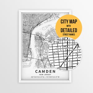 以下が含まれることがあります： カムデン、ニュージャージー州の白黒の街地図。詳細な道路網、座標、Royden St、Pine St、Walnut Stなどの通り名を示す円形の拡大図が含まれています。テキストには「CITY MAP WITH DETAILED STREET NAMES」と書かれています。