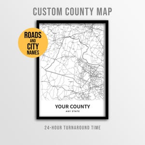 Puede incluir: Un mapa personalizado del condado enmarcado, con nombres de carreteras y ciudades. El mapa es en blanco y negro, con el texto "YOUR COUNTY" y "ANY STATE" en la parte inferior. Un círculo amarillo con el texto "ROADS AND CITY NAMES" está en la esquina superior izquierda. El texto "24-HOUR TURNAROUND TIME" está en la parte inferior.